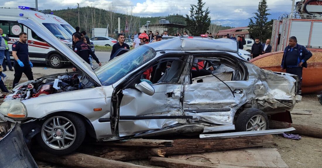 MUĞLA (AA) – Muğla'nın Seydikemer ilçesinde iki otomobilin çarpışması sonucu