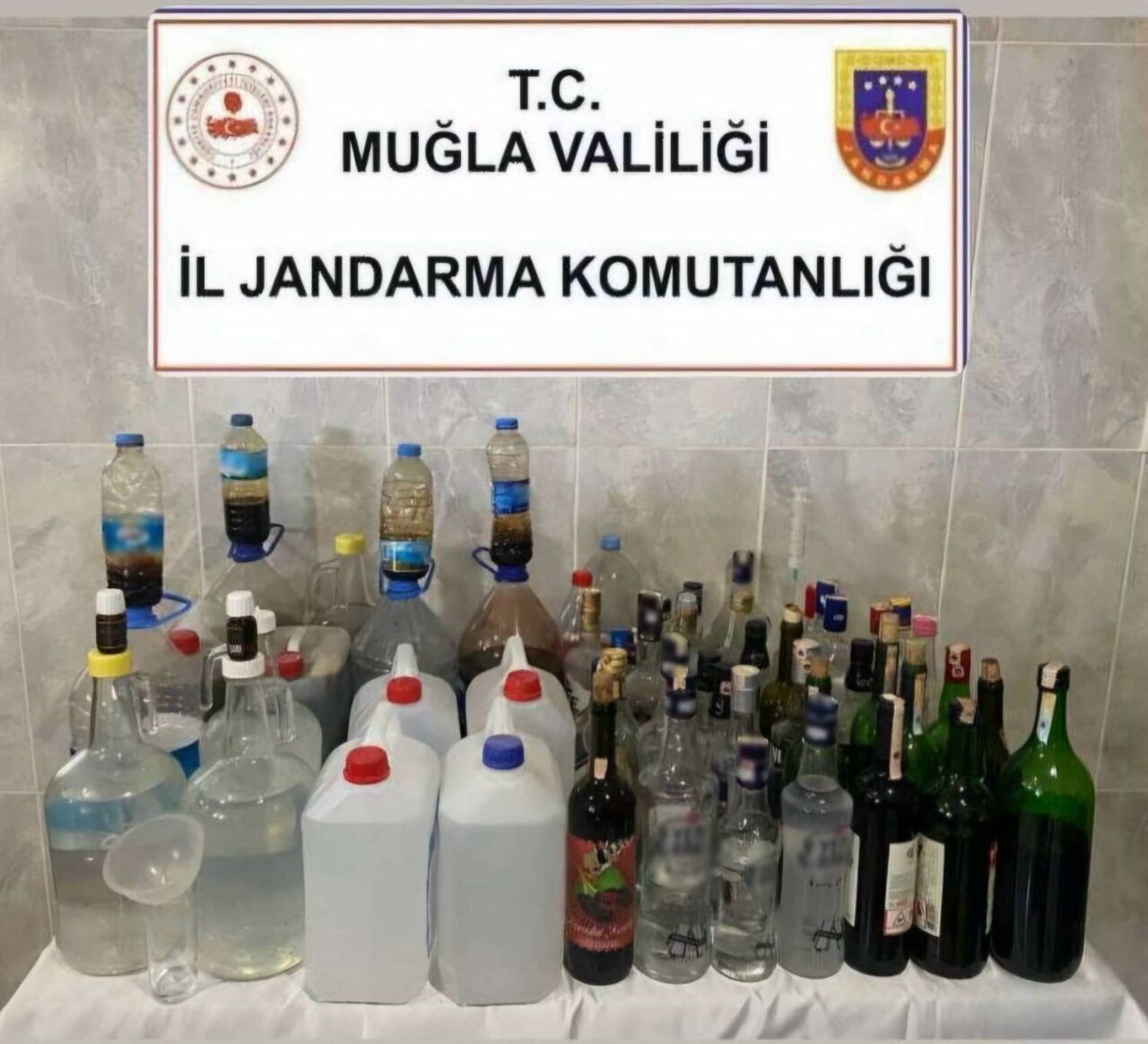 MUĞLA (AA) – Muğla'nın Yatağan ilçesinde düzenlenen kaçak içki operasyonunda