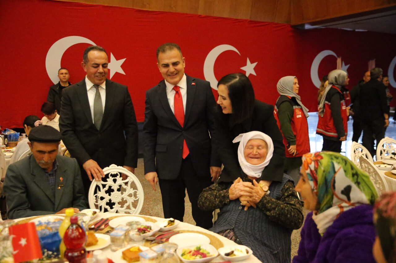 MUĞLA (AA) – Muğla Valisi İdris Akbıyık, şehit aileleri ve