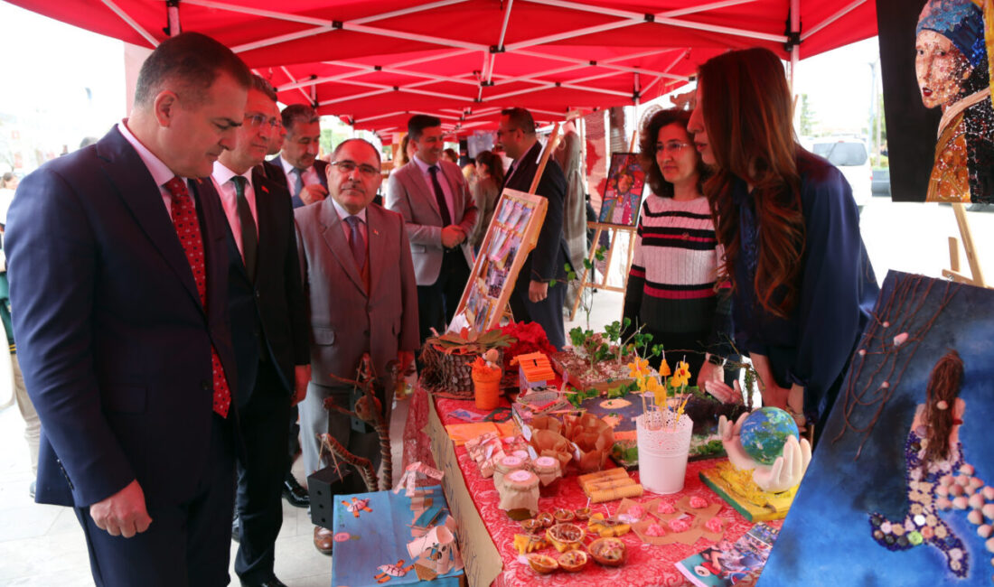 - İlkokul öğrencilerinin atık malzemeler kullanarak hazırladıkları defile ilgiyle izlendi
-