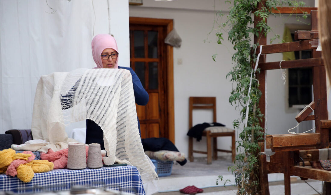 - Menteşe ilçesinde dokuma usta öğreticiliği yapan Zeynep Karacan, 300