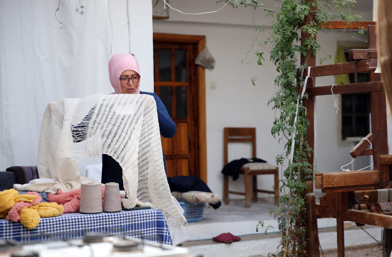 - Menteşe ilçesinde dokuma usta öğreticiliği yapan Zeynep Karacan, 300