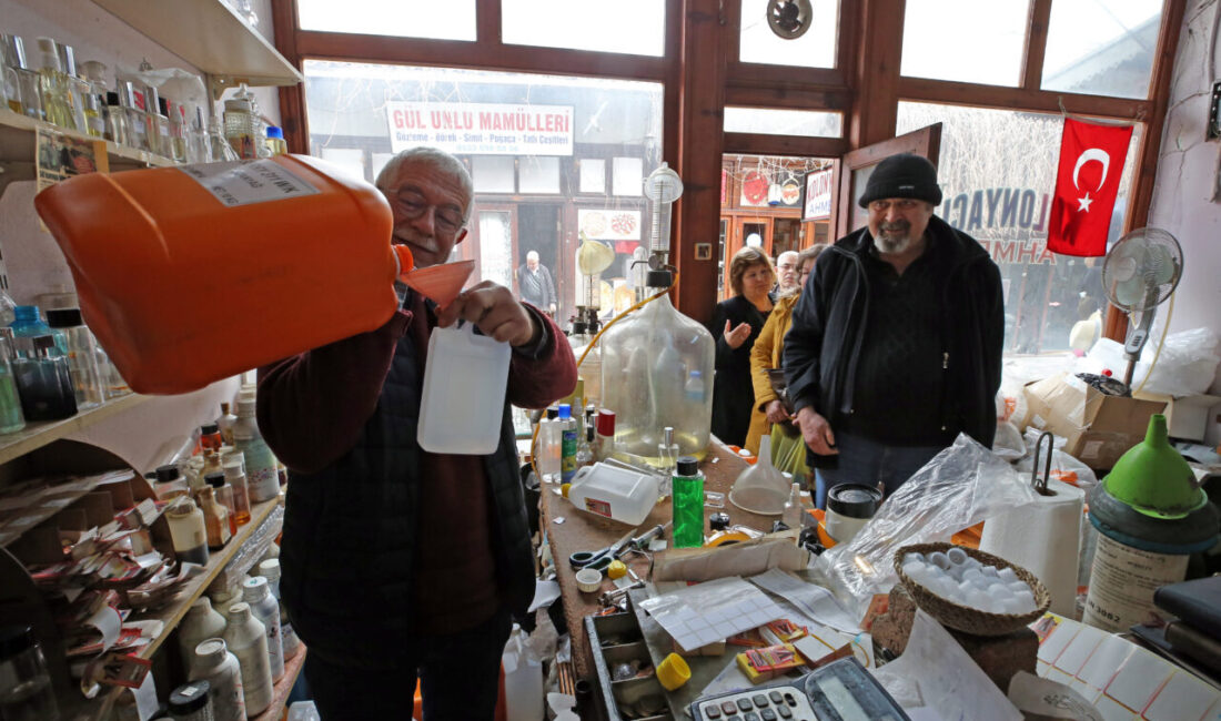 - Menteşe ilçesinde tarihi Arasta Çarşısı'ndaki dükkanında 47 yıldır kolonya