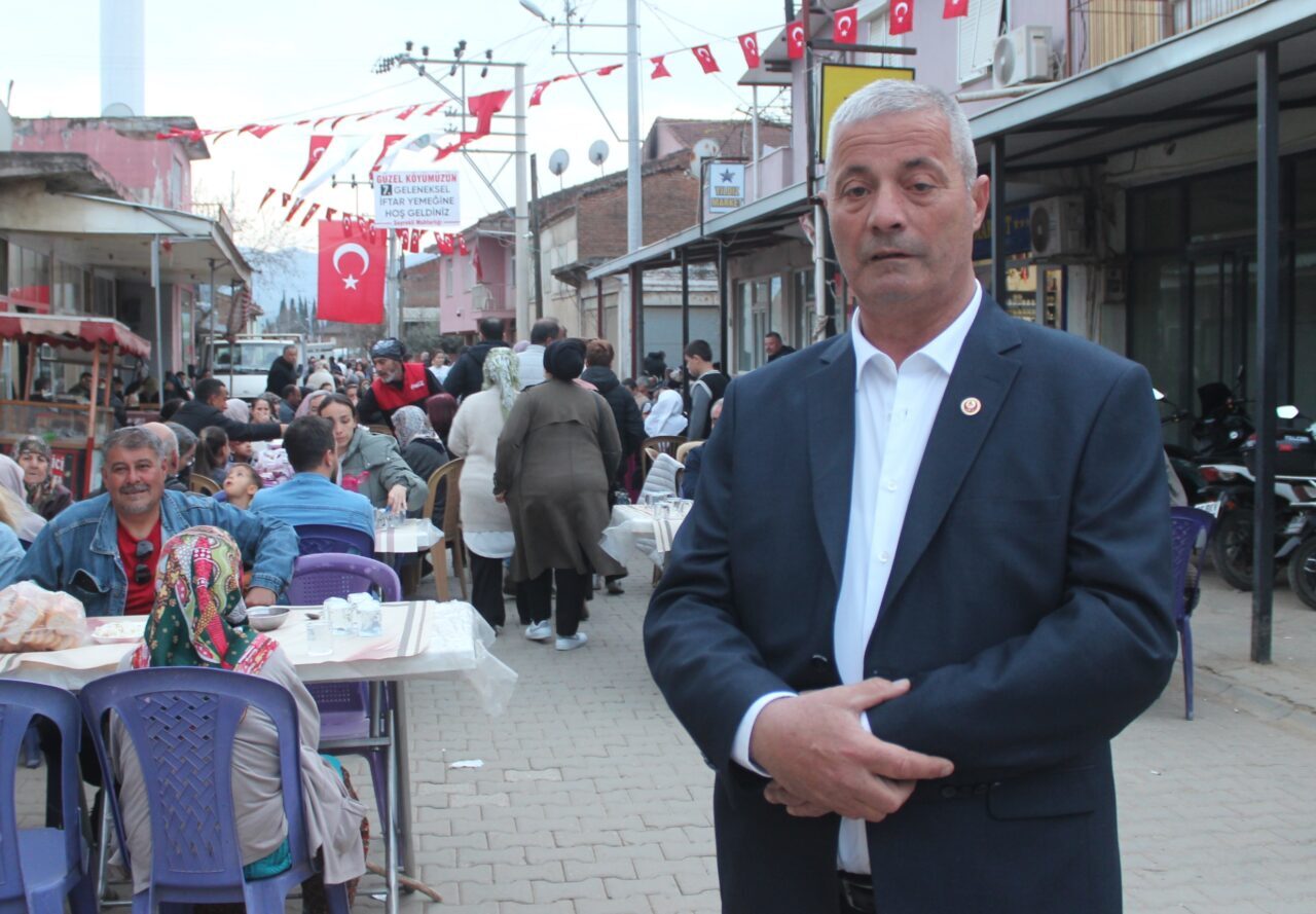 İZMİR (AA) – İzmir'in Ödemiş ilçesinde imece usulü yemek hazırlayan