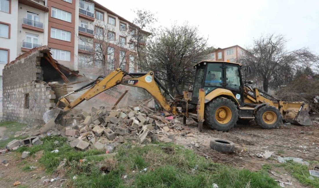 Odunpazarı Belediyesi, çevre güvenliğini tehdit eden metruk bir binanın yıkımını