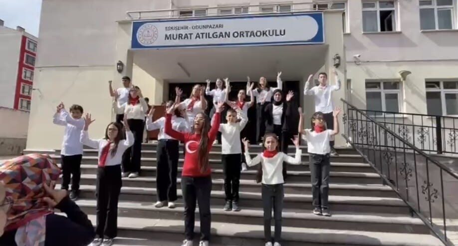 Eskişehir’de ortaokul öğrencileri İstiklal Marşı’nı işaret diliyle okuyarak farkındalık oluşturdu.
