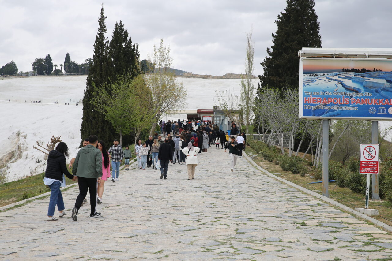 DENİZLİ (AA) – Denizli'nin dünyaca ünlü turizm merkezi Pamukkale, Ramazan