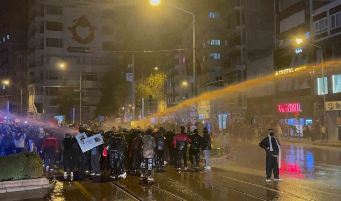 Ekrem İmamoğlu’nun tutuklanması sonrasında Eskişehir’de, protesto eden kalabalık grup attıkları