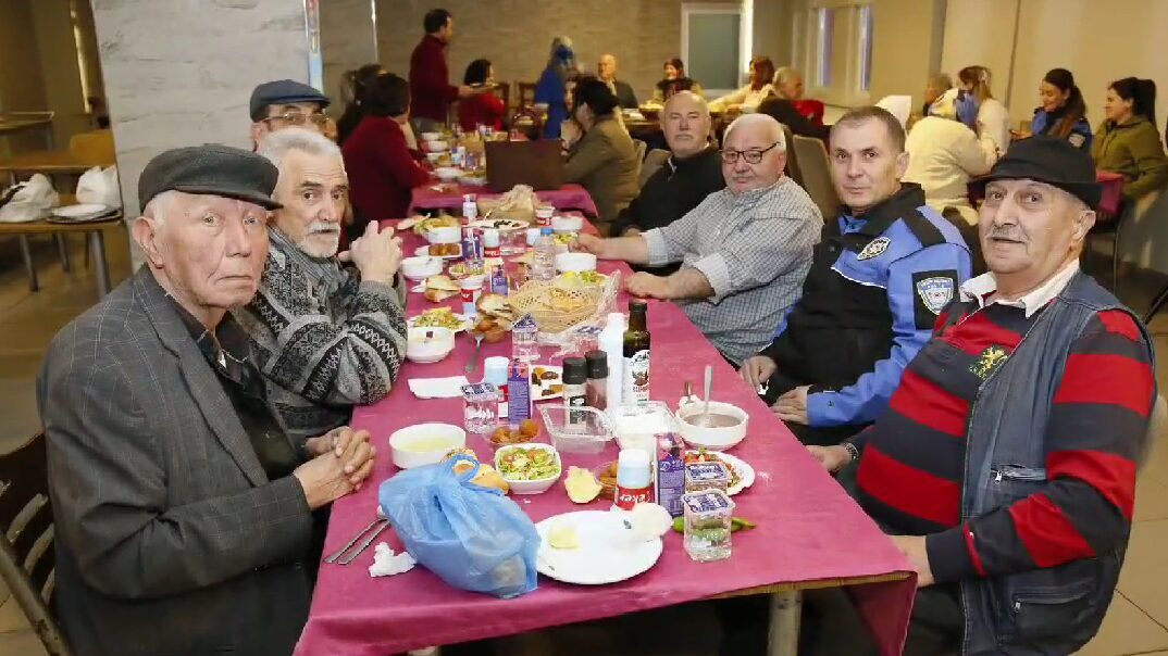 Eskişehir’de Maide Bolel Huzurevi’ne ziyarette bulunan polis ekipleri yaşlıların iftar