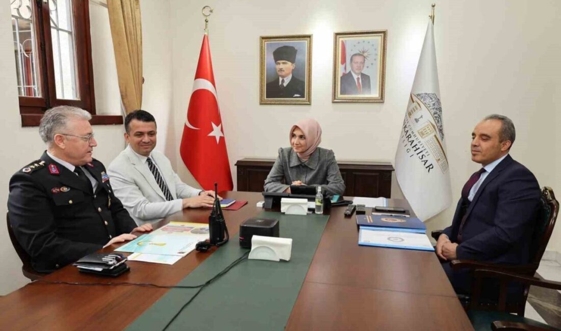 Afyonkarahisar’da Ramazan Bayramı tedbirlerinin masaya yatırıldığı toplantı gerçekleştirildi. Afyonkarahisar Valisi