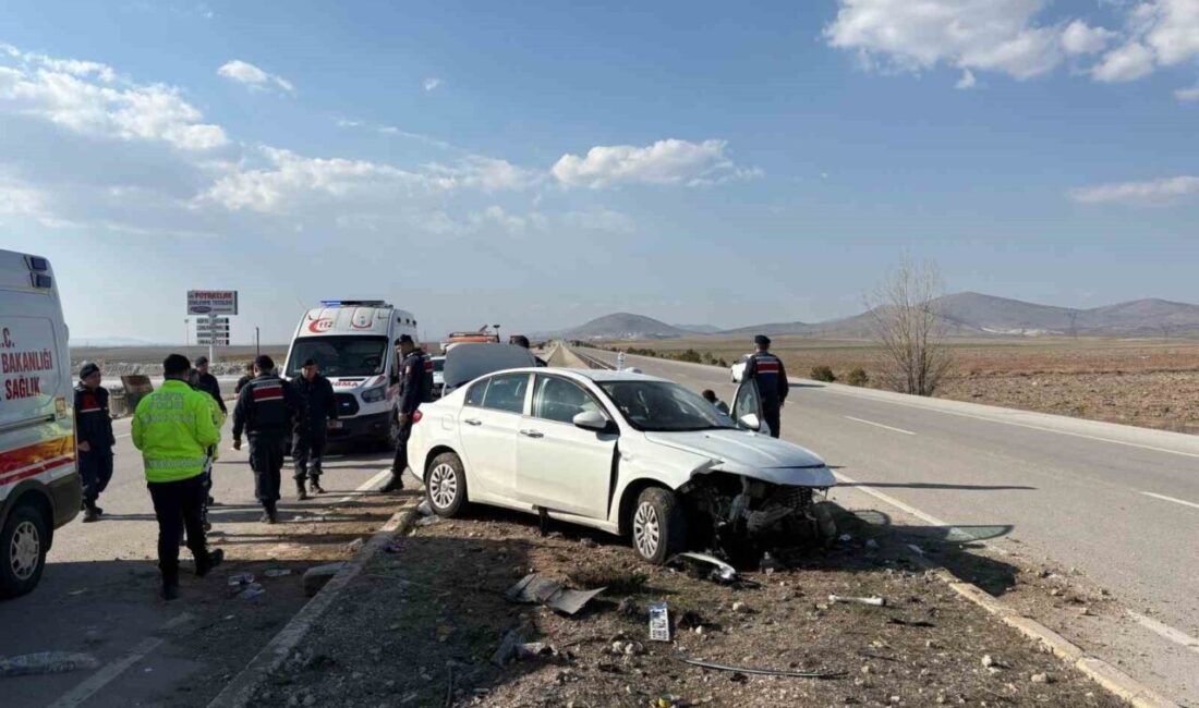 Afyonkarahisar’da kontrolden çıkarak refüje çarpan otomobilde 5 kişi yaralandı. Kaza,