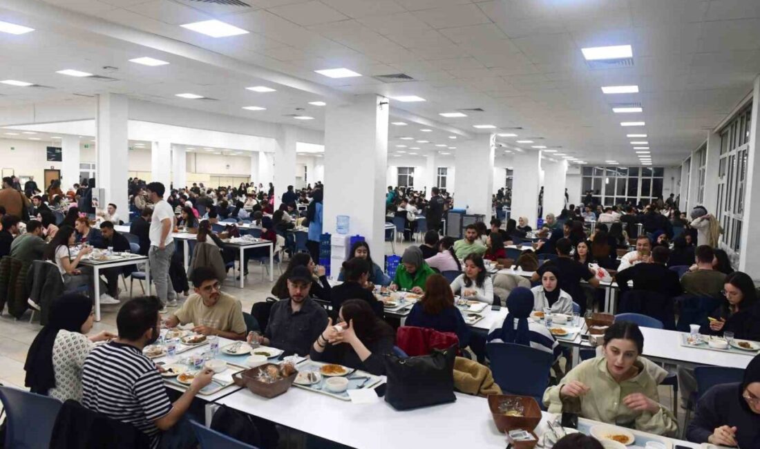 Anadolu Üniversitesi Rektörü Prof. Dr. Yusuf Adıgüzel, iftar programında öğrencileriyle