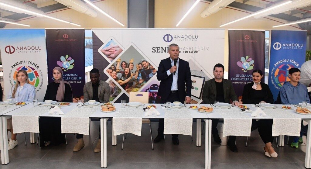 Anadolu Üniversitesi Rektörü Prof. Dr. Yusuf Adıgüzel, uluslararası öğrencilerle iftar