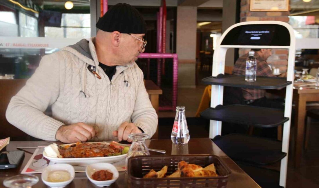 Eskişehir’de bir lokantada masalara servis yapan Şef isimli robot garson,