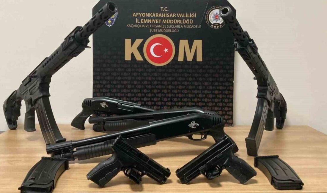 Afyonkarahisar’da polis tarafından şüphe üzerine durdurulan bir araçta 7 ruhsatsız