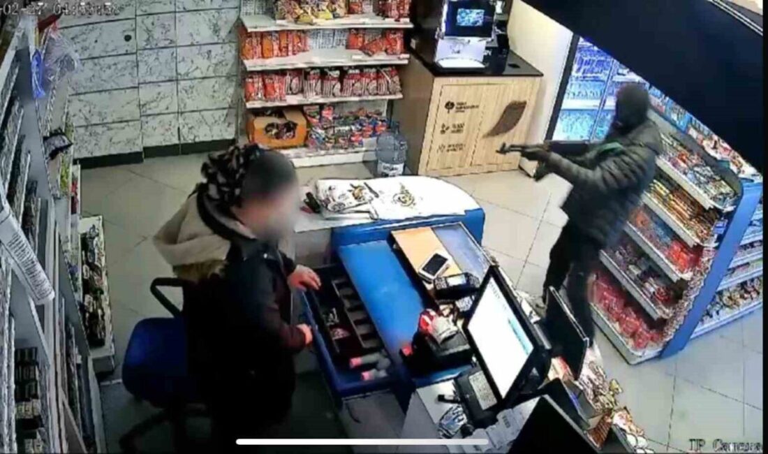 Afyonkarahisar’da sahte kalaşnikof ile girdiği akaryakıt istasyonunu soyan ve polis