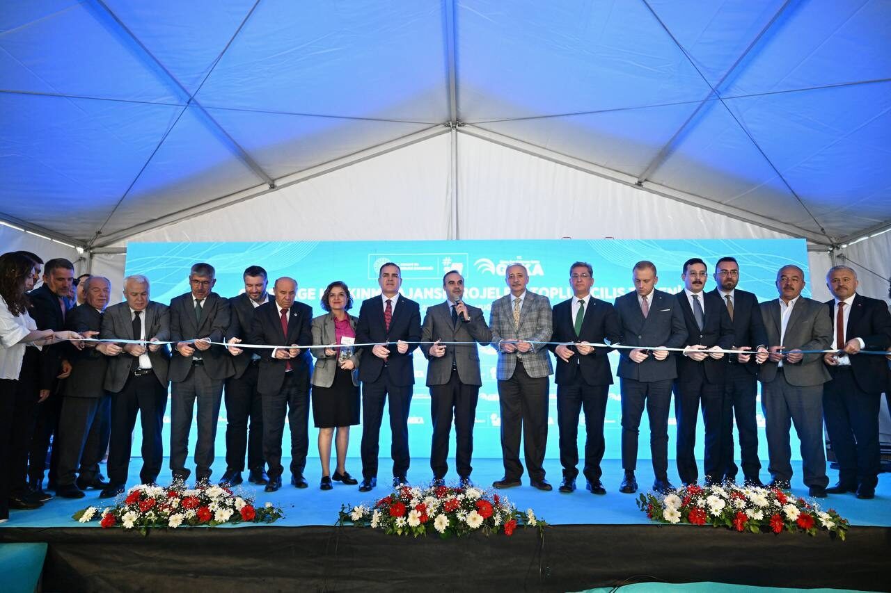 - "Artık kendi SİHA'larını, eğitim uçaklarını, helikopterlerini, deniz platformlarını, kara
