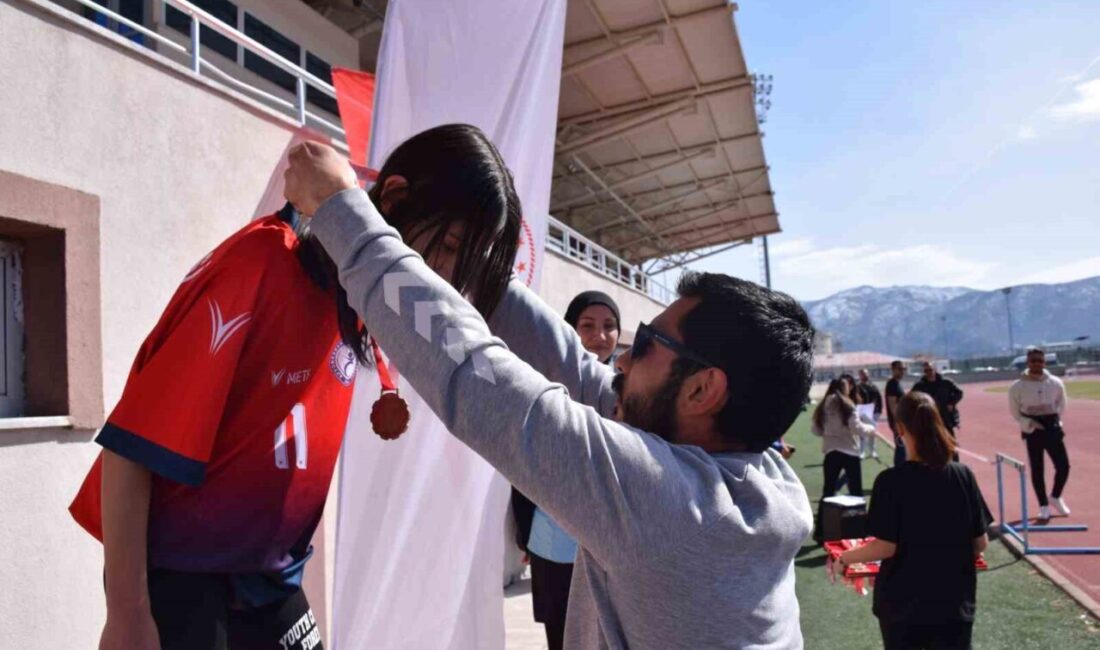 Afyonkarahisar’da ‘Okul Sporları Atletizm Müsabakaları’ Kocatepe Spor Kompleksi atletizm sahasında