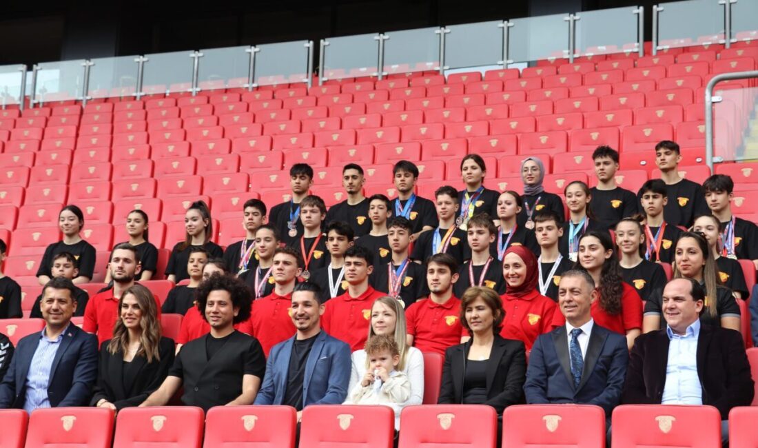 İZMİR (AA) – Olimpiyat şampiyonu tek Türk tekvandocu Servet Tazegül