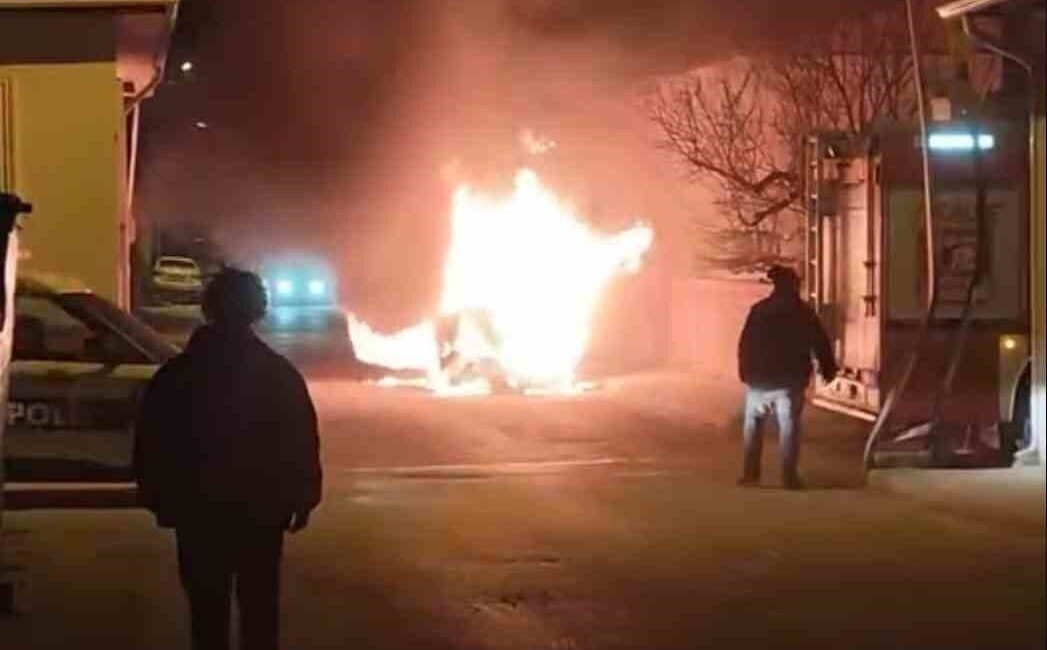 Eskişehir’de yolda seyir halindeyken aniden dumanların yükseldiği otomobilde çıkan yangın