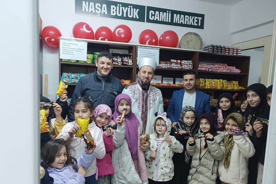 Kütahya’nın Simav ilçesinde, Ramazan ayında camiye teravihe gelen çocuklara ücretsiz