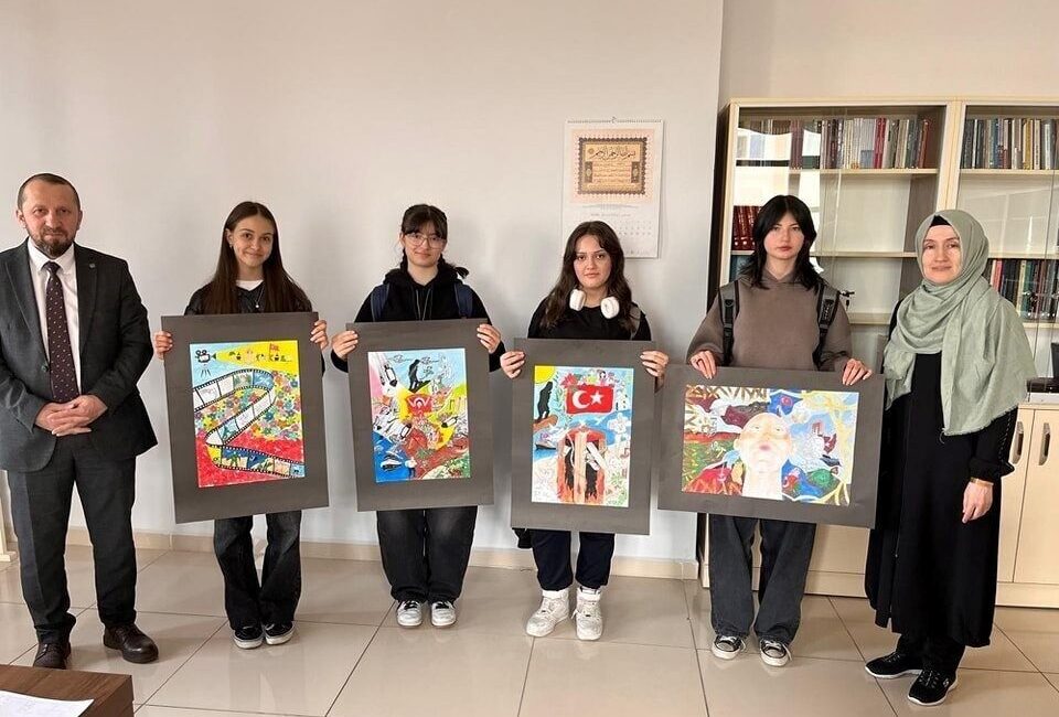Simav İlçe Müftülüğünce resim ve şiir okuma yarışmasında dereceye giren