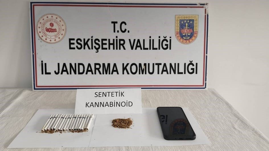Eskişehir’de jandarma tarafından uyuşturucu satıcısı olduğu öğrenilen şüphelinin aracında, sentetik