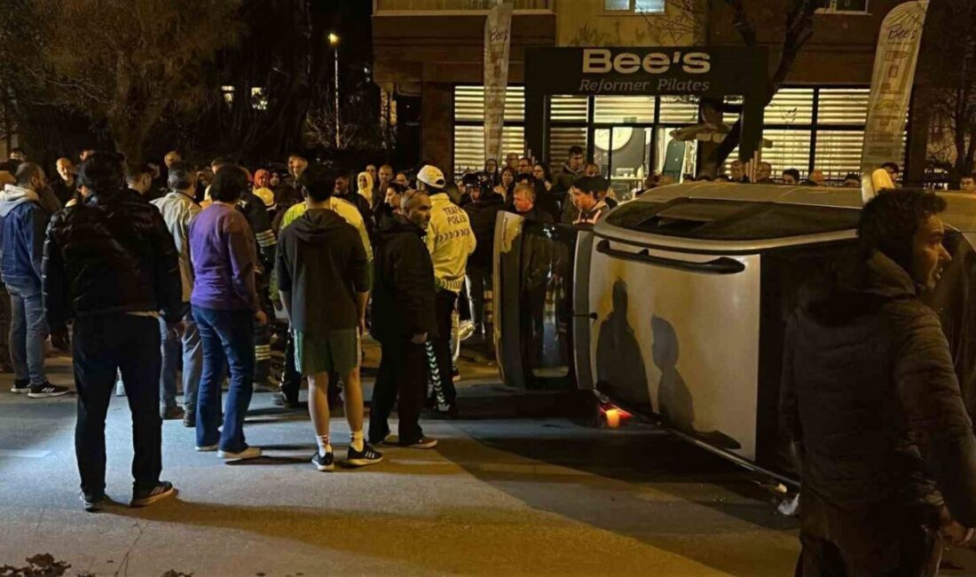 Eskişehir’de sürücüsünün direksiyon hakimiyetini araç cadde artasında yan yattı. Kaza,
