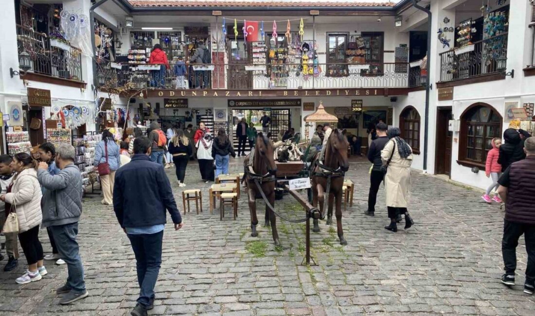 Ramazan Bayramı’nda Eskişehir’e gelen turistler Tarihi Odunpazarı Evleri Bölgesi’nde yoğunluk