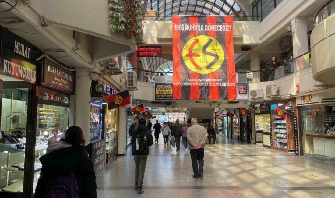 Eskişehir Taşbaşı Çarşısı Esnafı, çarşıyı Eskişehirspor bayrakları ile donattı. Eskişehirspor’a