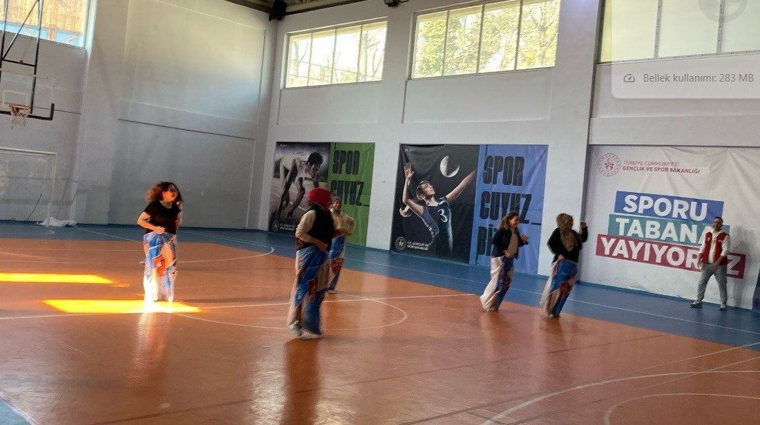 Kütahya’nın Tavşanlı ilçesinde Tavşanlı Çınar Spor Kulübü, 8 Mart Dünya