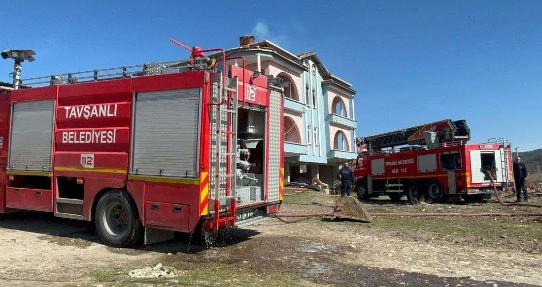 Kütahya’nın Tavşanlı ilçesindeki 2 katlı evde çıkan yangında dumandan etkilenen