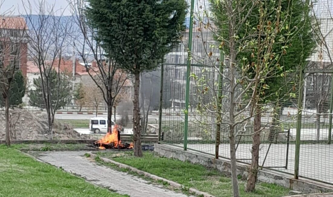 Kütahya’nın Tavşanlı ilçesinde, çocuklar tarafından yakıldığı tahmin edilen eski oto