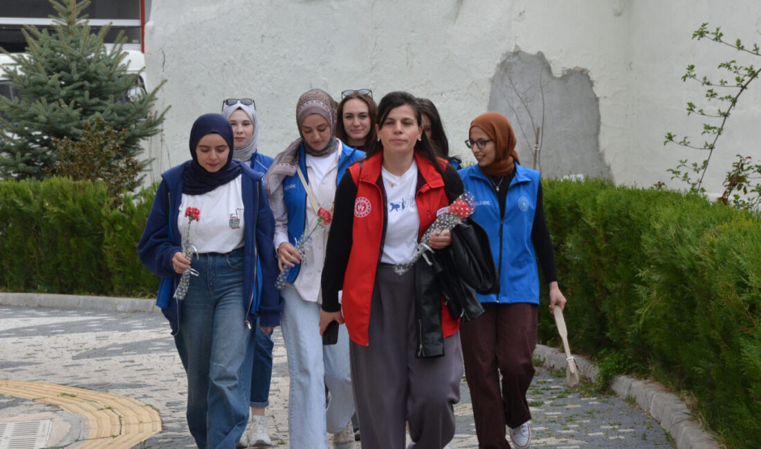 KÜTAHYA (AA) – Kütahya'nın Tavşanlı ilçesinde üniversite öğrencileri, huzurevi sakinlerini
