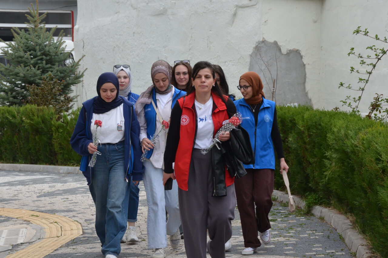 KÜTAHYA (AA) – Kütahya'nın Tavşanlı ilçesinde üniversite öğrencileri, huzurevi sakinlerini