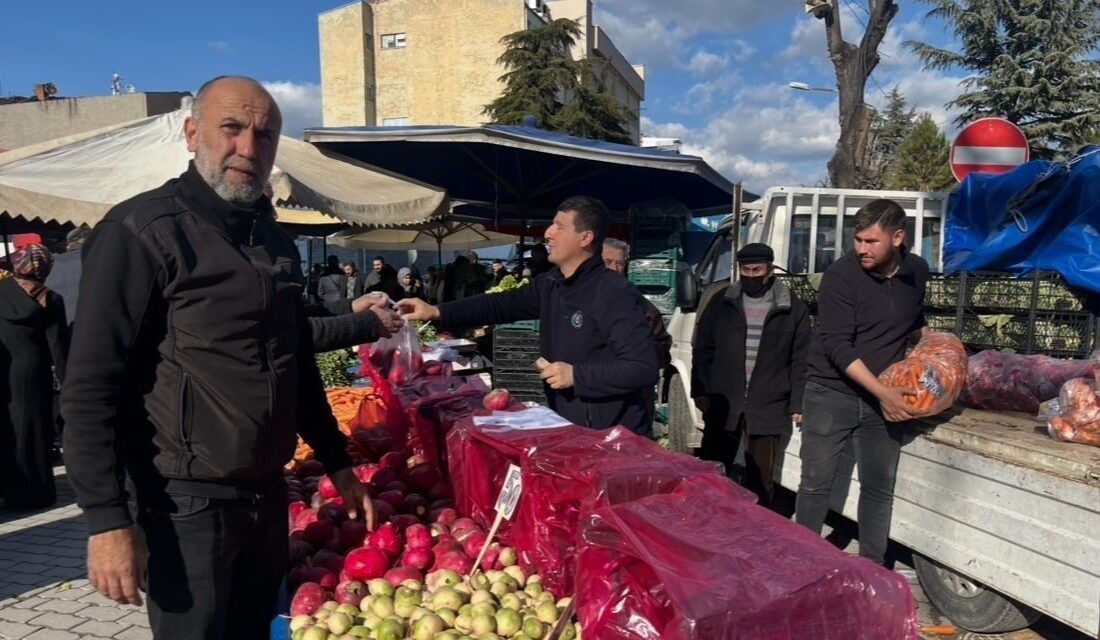 Kütahya’nın Tavşanlı ilçesinde pazarcılar, taze ürünleriyle vatandaşlara hizmet vermeye devam