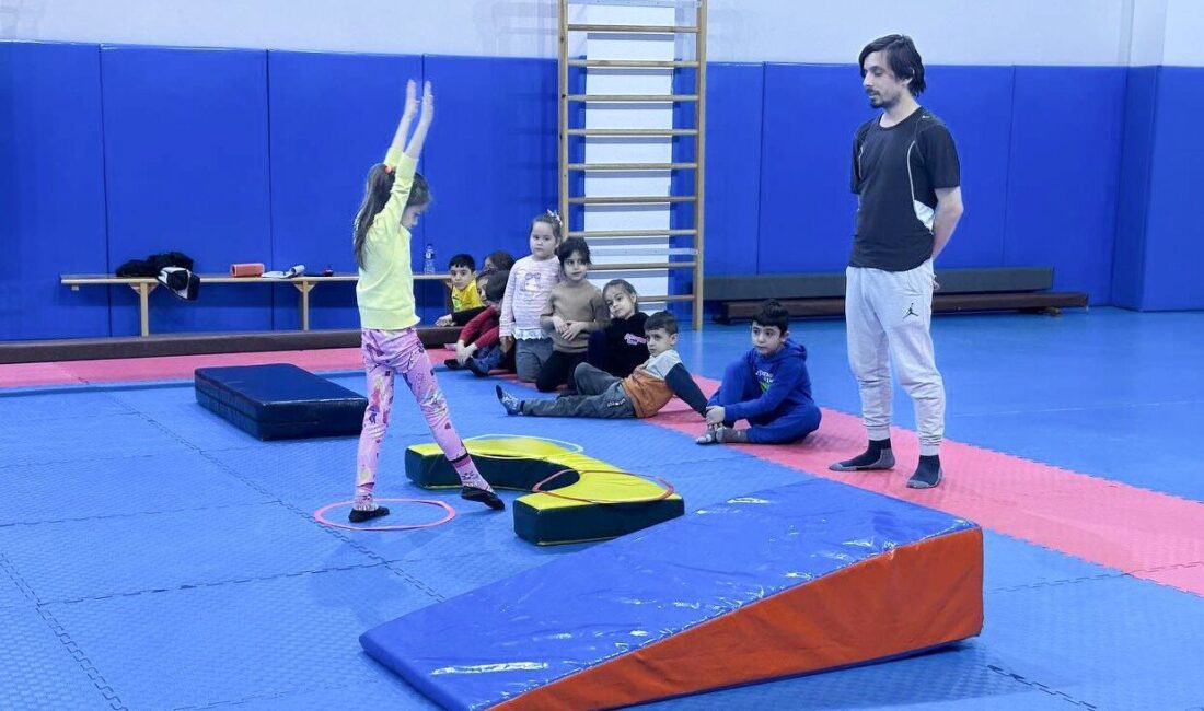 Tepebaşı Belediyesi Yunus Emre Spor Tesisleri’nde çocuklar için düzenlenen kurslar