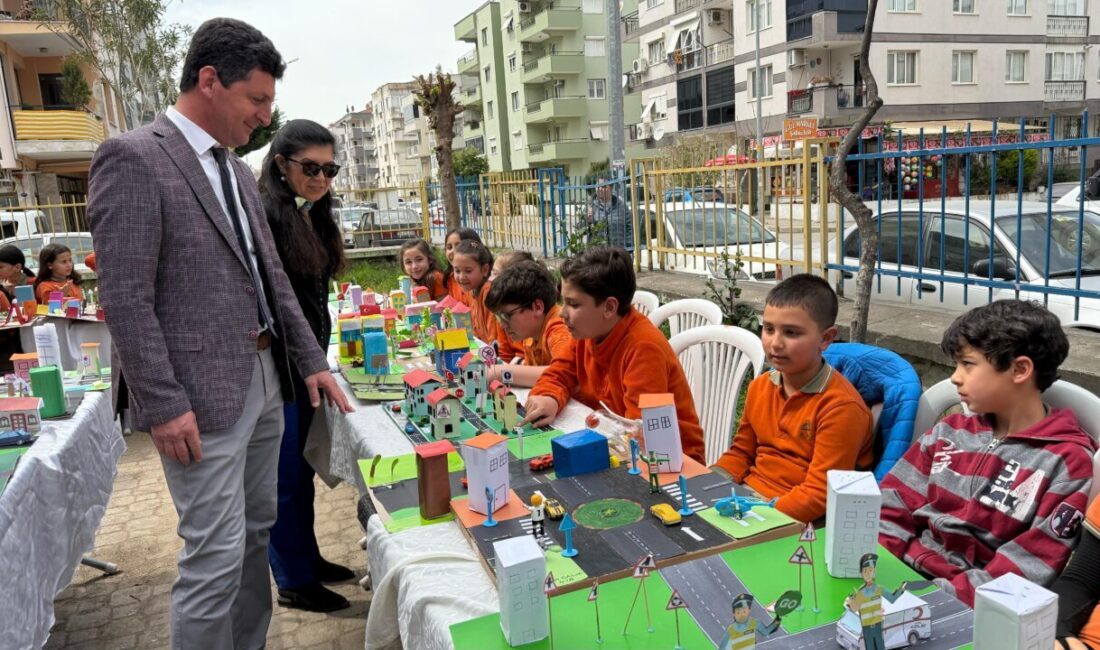 İZMİR (AA) – İzmir'in Tire ilçesinde öğrenciler trafik kuralları konusunda