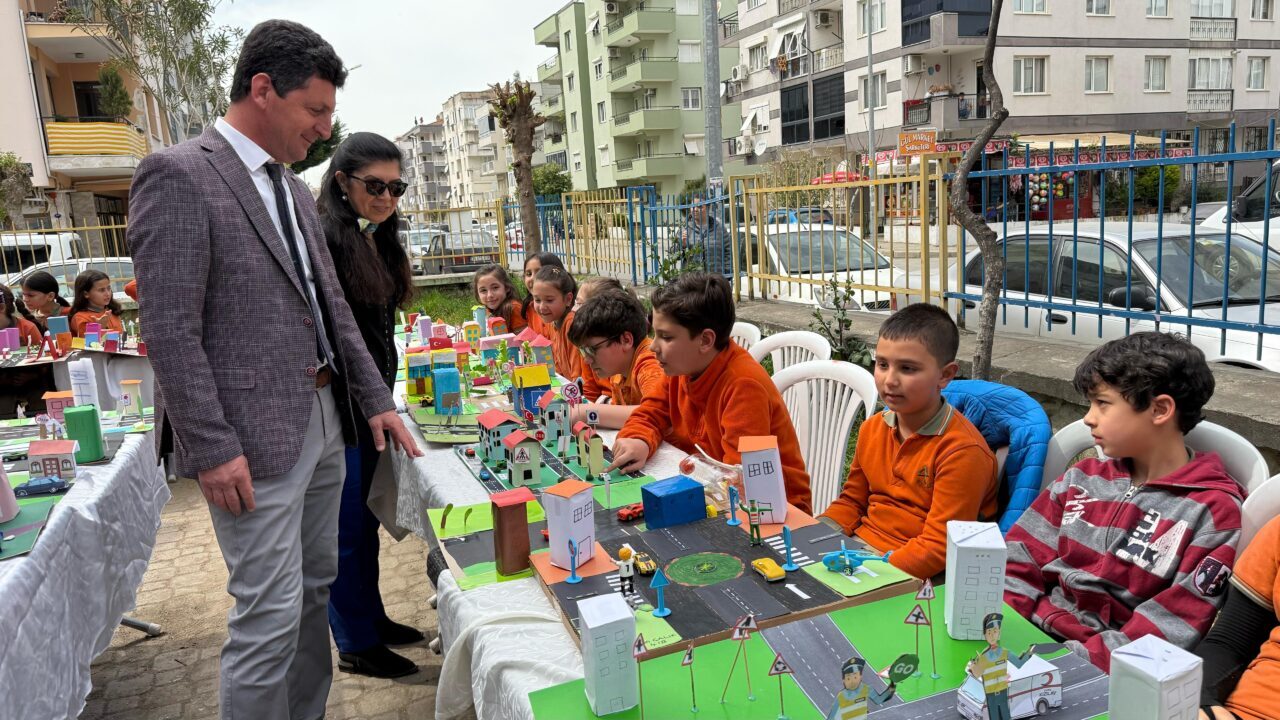 İZMİR (AA) – İzmir'in Tire ilçesinde öğrenciler trafik kuralları konusunda
