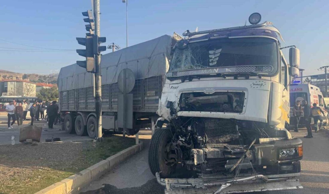 Afyonkarahisar’da tır ile midibüsün çarpıştığı trafik kazasında 4’ü yabancı uyruklu