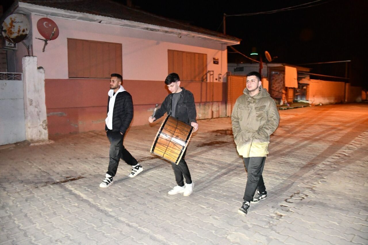 İZMİR (AA) – İzmir'in Torbalı ilçesinde askere gitmeye hazırlanan gençler,