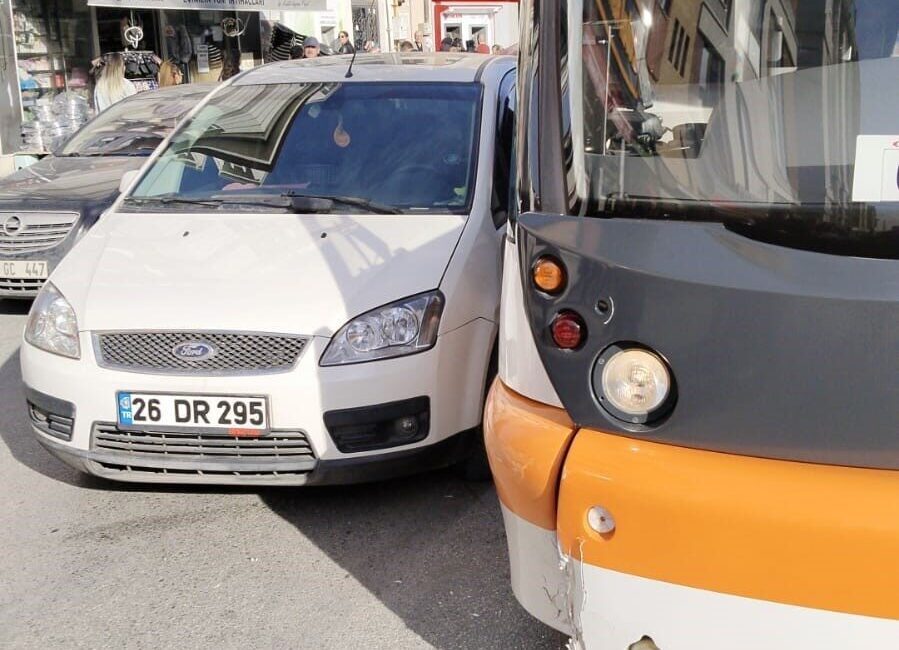 Eskişehir’de, bir otomobilin tramvaya çarpması sonucu seferlerde kısa süreli aksama