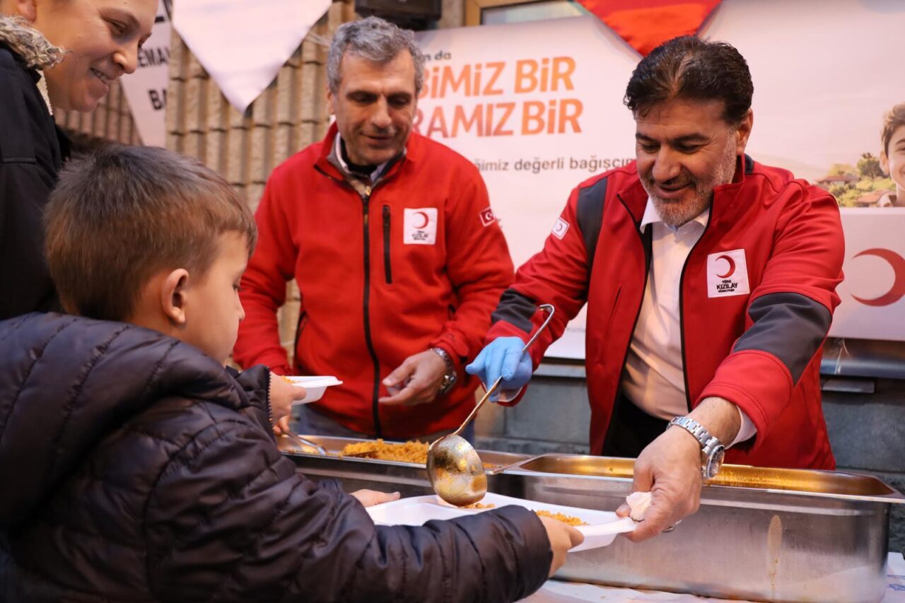 İZMİR (AA) – Türk Kızılay Kemalpaşa Şubesi, ilçe merkezinde kurduğu