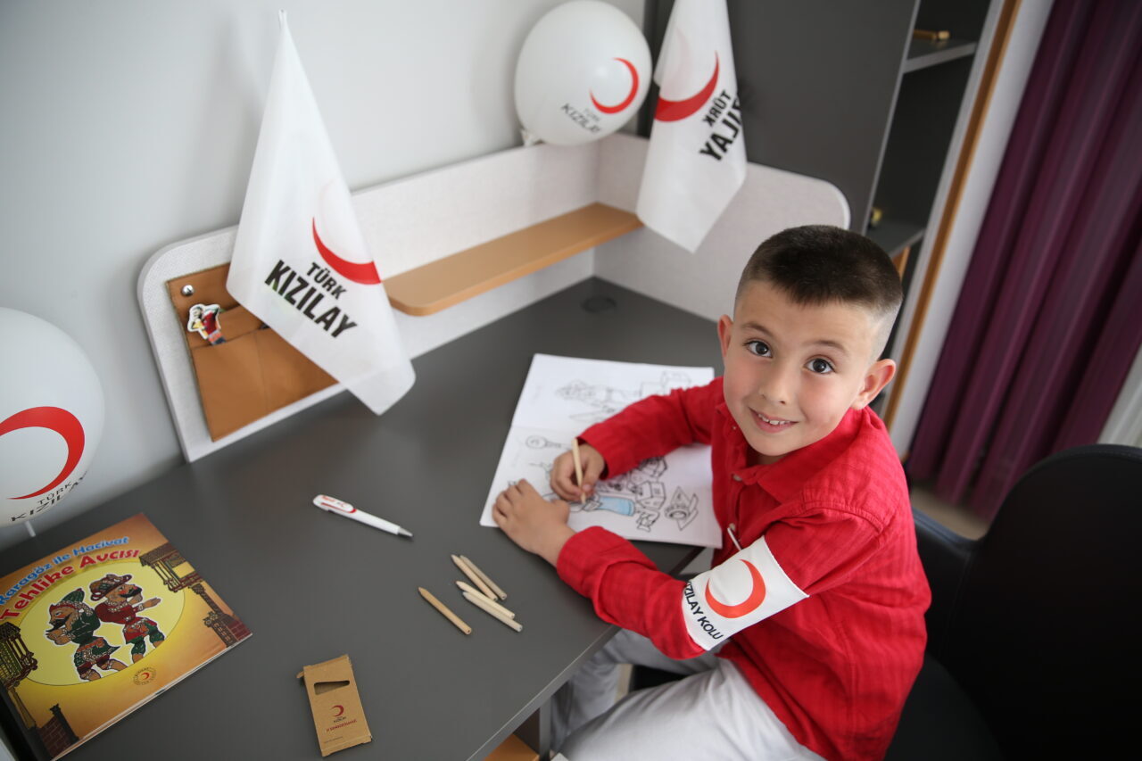 DENİZLİ (AA) – Türk Kızılay, yılbaşında kendilerine karpostal göndererek gönüllü