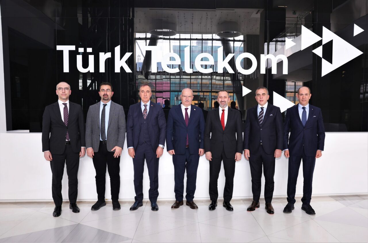 - Türk Telekom CEO'su Ümit Önal:
- "Yenilikçi teknolojiler geliştirme hedefiyle,