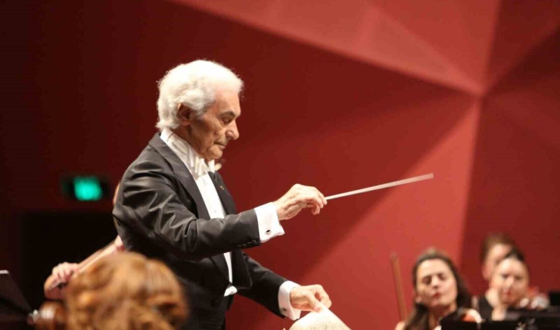 Eskişehir Büyükşehir Belediyesi Senfoni Orkestrası bu hafta değerli orkestra şefi