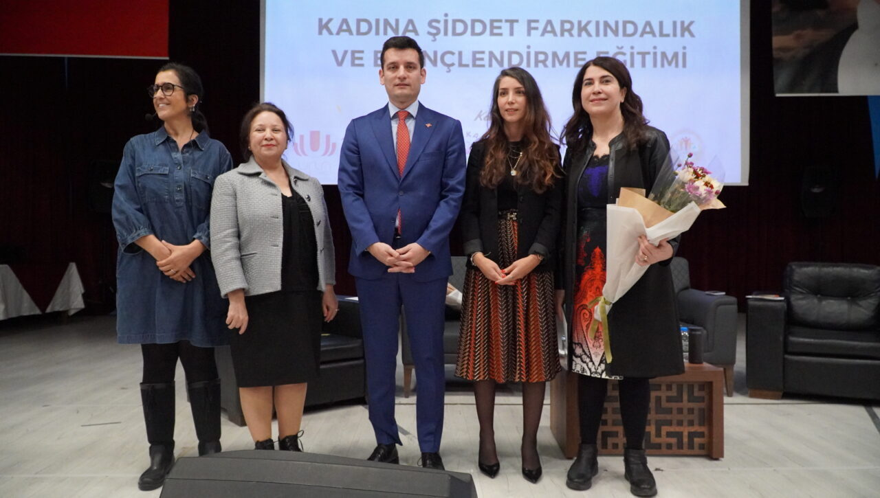 İZMİR (AA) – Urla Kaymakamlığı tarafından kadına yönelik şiddet konusunda