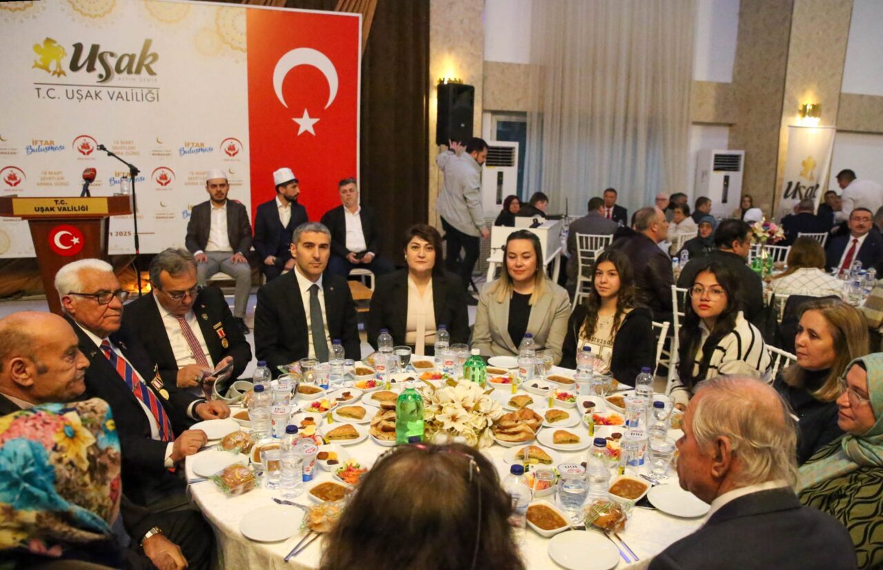 UŞAK (AA) – Uşak Valisi Naci Aktaş, şehit yakınları ve