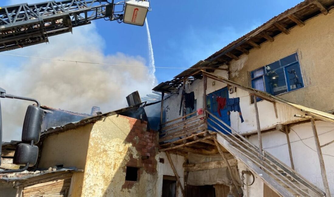 UŞAK (AA) – Uşak'ın Banaz ilçesinde bir evde başlayıp yakınındaki