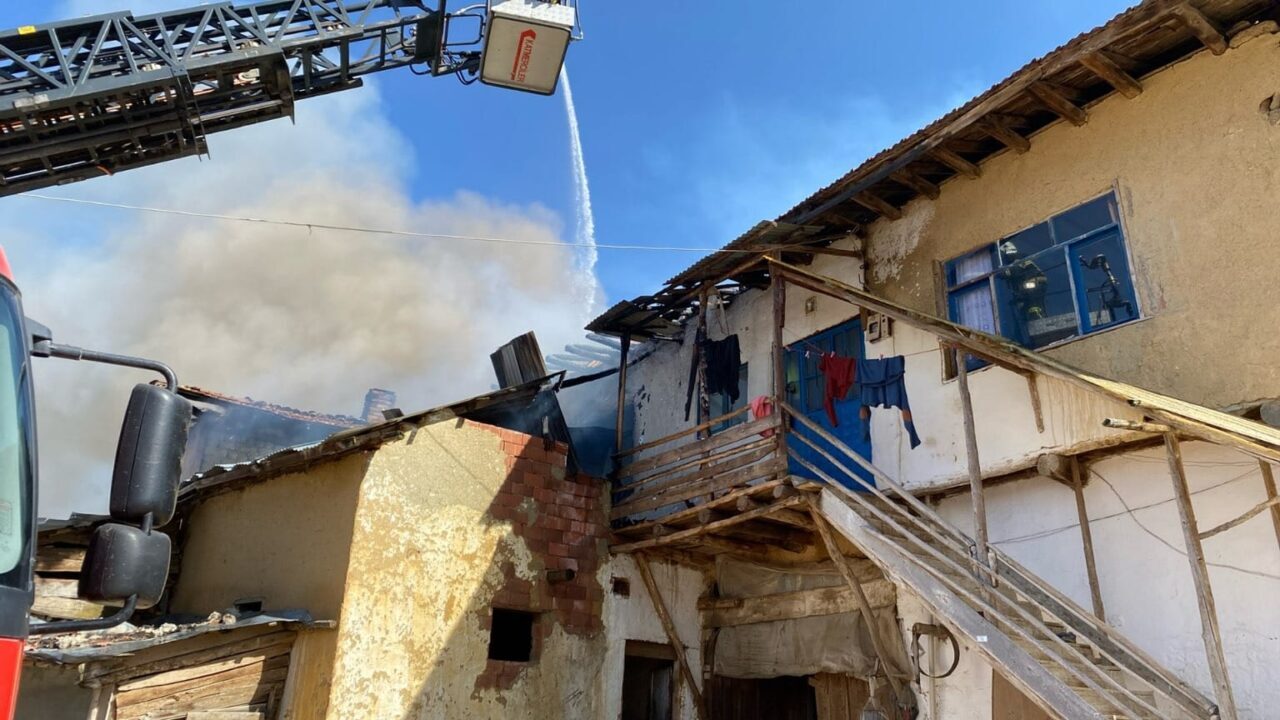 UŞAK (AA) – Uşak'ın Banaz ilçesinde bir evde başlayıp yakınındaki